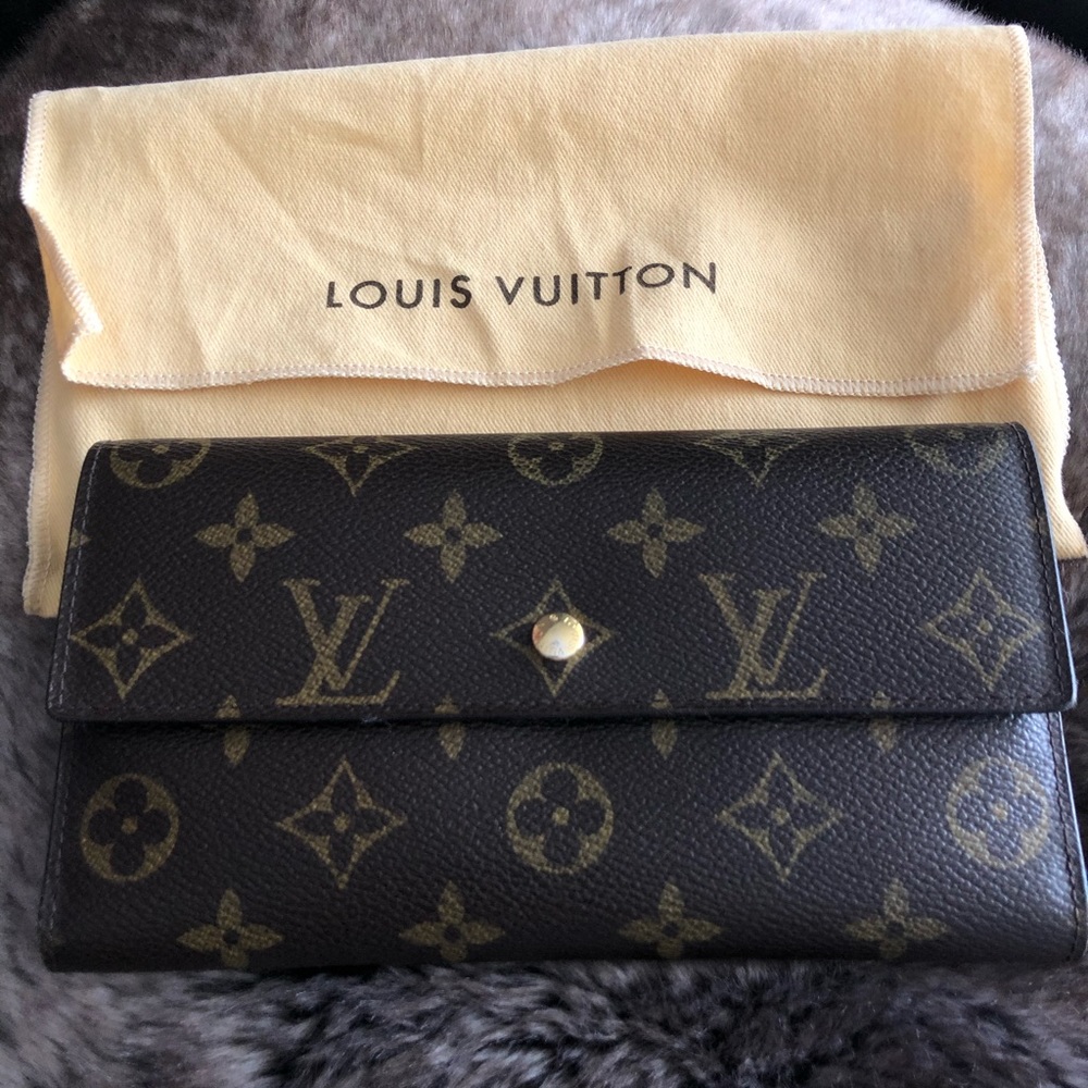 Authentic Louis Vuitton Sarah Monogram Wallet